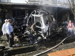 Miembros de las fuerzas de seguridad inspeccionan el lugar tras la explosión, que ocasionó cuantiosos daños materiales. EFE / H. Amid