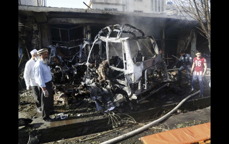 Miembros de las fuerzas de seguridad inspeccionan el lugar tras la explosión, que ocasionó cuantiosos daños materiales. EFE / H. Amid