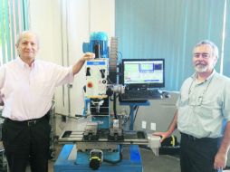 Ramón Contreras y Jesús González crearon una máquina enfocada en pequeños y medianos talleres. ESPECIAL /