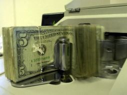 Se prevé que el tipo de cambio cotice entre 17.58 y 17.66 pesos por dólar. AP / ARCHIVO