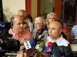 El diputado Augusto Valencia López (i) presenta el proyecto de reform. TWITTER / @LegislativoJal