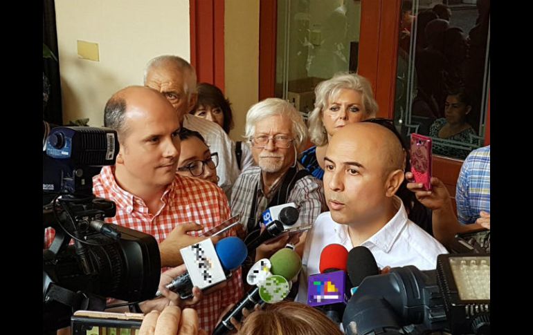 El diputado Augusto Valencia López (i) presenta el proyecto de reform. TWITTER / @LegislativoJal