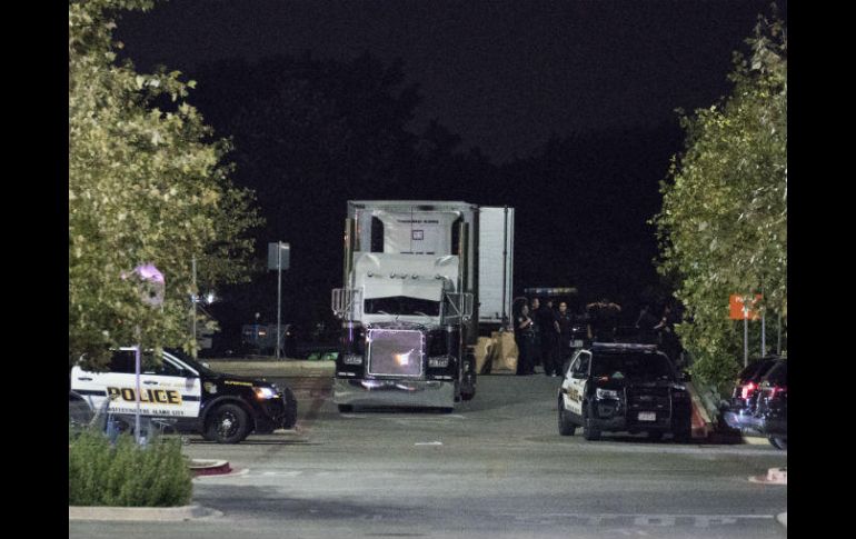 De acuerdo con las autoridades nueve personas fallecieron en un camión de carga estacionado bajo el calor sofocante. EFE / D. Abate