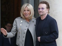 Bono fue recibido y acompañado por por la primera dama francesa Brigitte Macron. AP / M. Euler