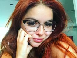 Winter posó sobre el suelo, portando únicamente blusa blanca. INSTAGRAM / arielwinter