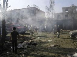 Uno de los agentes abrió fuego contra el coche, que explotó a 200 metros del puesto policial. EFE / H. Amid