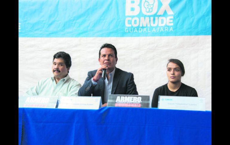 Ricardo García, de RG Boxing, Fernando Ortega, titular del Comude Guadalajara, y 'Chololita' Larios, durante la presentación. ESPECIAL / COMUDE GUADALAJARA