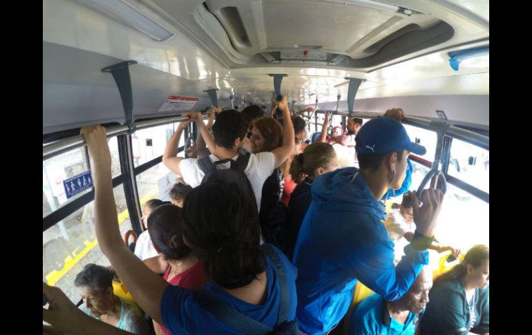 Pasajeros afirman que la poca frecuencia de paso provoca que los camiones vayan llenos. EL INFORMADOR / A. Camacho