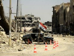 Policías iraquíes ocupan posiciones cerca de los edificios destruidos de Mosul para desintegrar la última resistencia yihadista. EFE / STR