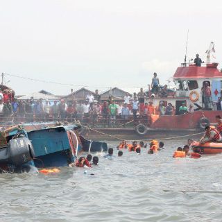 Naufraga una lancha con 48 pasajeros en Indonesia