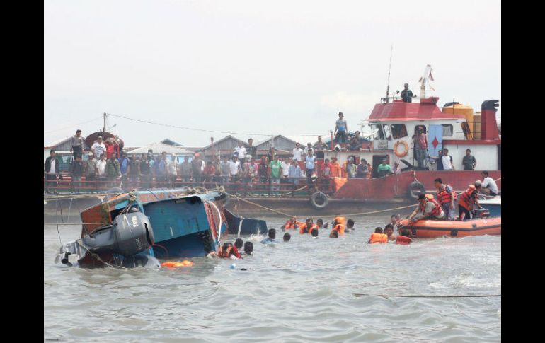 Las operaciones de búsqueda continúan en el lugar donde se hundió el barco. AFP / STR