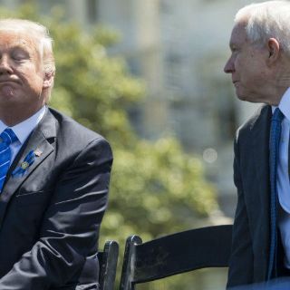 Trump vuelve a criticar a Sessions y le llama ‘débil’