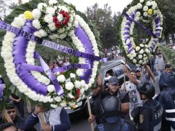 Diversas personas despidieron al fallecido con porras. ''¡Se ve, se siente, Felipe está presente!'', por ejemplo. SUN / I. Stephens