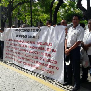 Taxistas de Puerto Vallarta protestan en Guadalajara contra Uber