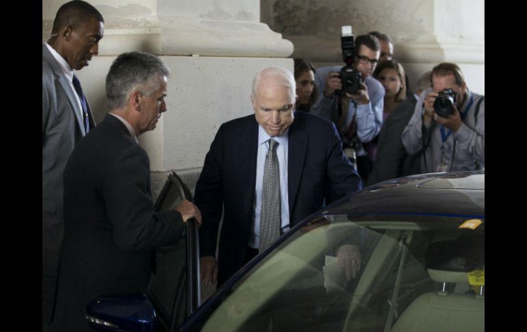 Pese a su delicada condición, McCain votó a favor de comenzar el debate para derogar la ley sanitaria. EFE / M. Reynolds