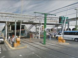 Una vez concluido el traslado de los arcos, se realizará el retiro del puente peatonal ubicado en las afueras de la estación. ESPECIAL / Google Maps