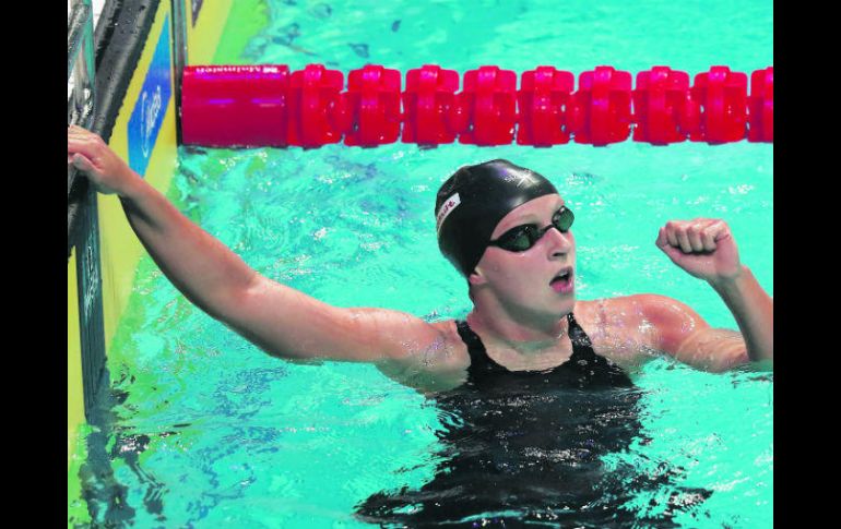 Sin emplearse a fondo, la estadounidense Katie Ledecky se impuso por una diferencia de 19 segundos en los mil 500 metros libres. AFP / F. Isza