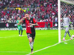 El uruguayo Christian Tabó celebra tras conseguir, por la vía del penalti, el primer gol para el Atlas ayer en el Estadio Jalisco. EL INFORMADOR / M. Vargas