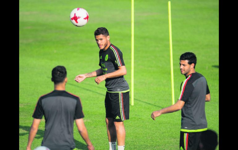 La llegada de Jonathan dos Santos (c) al Galaxy traería la baja de otro de los mediocampistas del Galaxy, Joao Pedro. MEXSPORT /