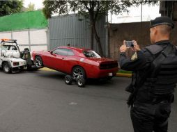 El auto en el que policía encontraron los billetes en Tláhuac. SUN / H. García