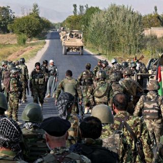 Talibanes atacan una base militar afgana; hay 26 muertos