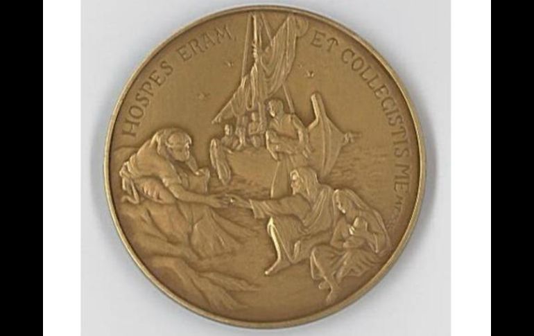 Sobre el reverso, aparece una mano tendida en signo de acogida hacia aquellos que huyen; hay un hombre que se asemeja a Cristo. TWITTER / @NovusOrdoWatch