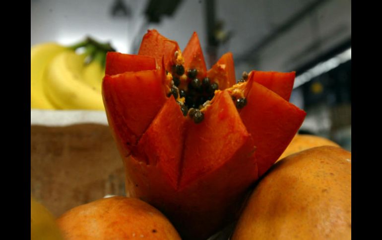 Las papayas maradol son verdes antes de su maduración y después se vuelven amarillas. Recomiendan no consumirlas. EL INFORMADOR / ARCHIVO
