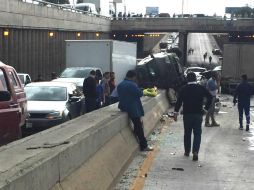 El accidente provocó un caos vial en la zona, ya que se cerraron los carriles centrales de dicha vialidad. ESPECIAL /