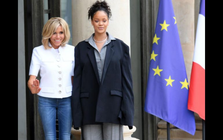 Rihanna fue recibida el miércoles por la primera dama Brigitte Macron. AFP / C. Archambault