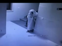Las cámaras recogieron imágenes del ladrón en las escaleras del edificio envuelto en una sábana blanca y moviéndose lentamente. YOUTUBE / Multi Media
