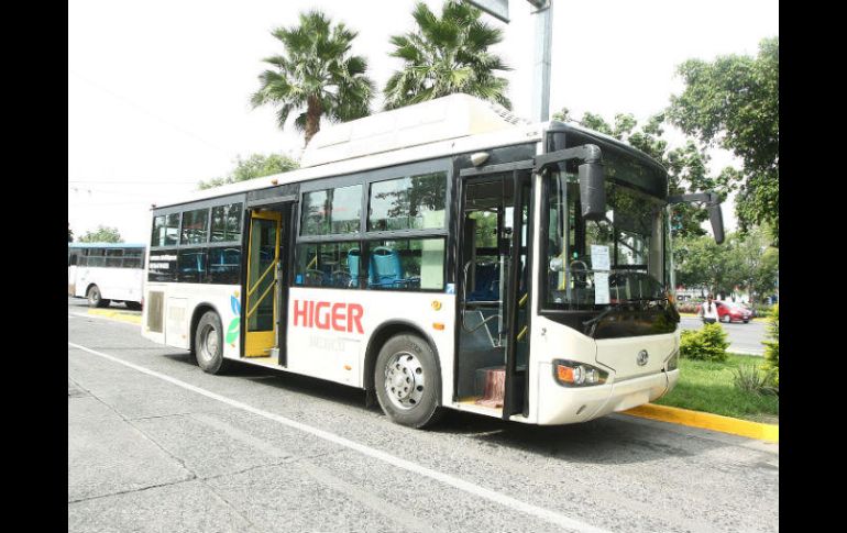 Transportistas llevaron una unidad modelo al frente de las oficinas de la Semov. EL INFORMADOR / E. Barrera