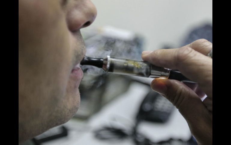 Los posibles efectos secundarios a largo plazo de los cigarrillos electrónicos son aún desconocidos. EL INFORMADOR / ARCHIVO