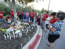 Familas mexicanas imprivsaron un altar a pocos metros del lugar donde fue encontrado el camión con los migrantes. SUN / L. Cortés