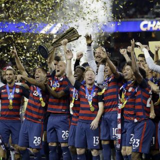 Levanta EU la Copa Oro