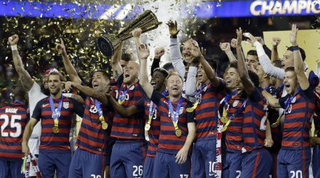 Los estadounidenses celebran la conquista de su sexta Copa Oro. AP / B. Margot