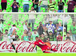 Miguel Jiménez se va hacia su lado derecho mientras el balón disparado por Jonathan Rodríguez va rumbo a las redes por el contrario. MEXSPORT /
