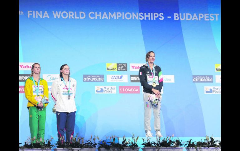 Por primera vez en los Mundiales de Budapest, la estadounidense Katie Ledecky (centro) no subió a lo más alto del podio. AP /