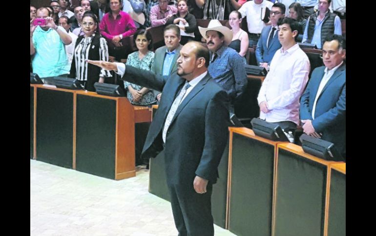 Alfonso Hernández Barrón rindió protesta en el Congreso de Jalisco. ESPECIAL /