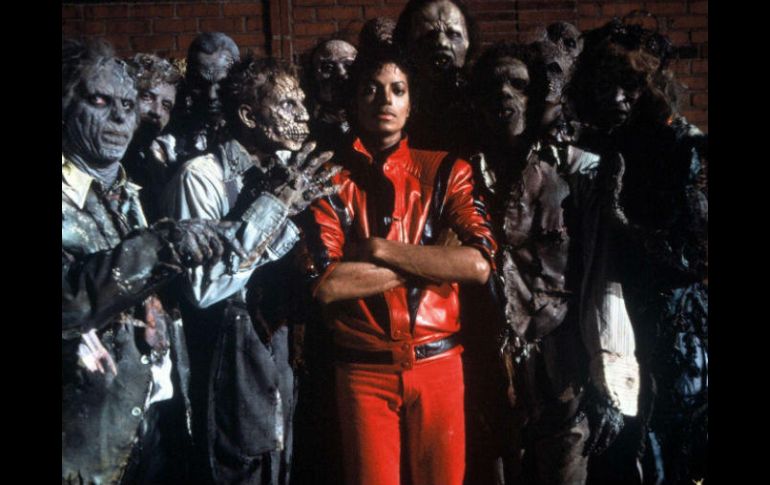 En la cinta, Jackson se encuentra paseando con su novia cuando de golpe se transforma en un licántropo y en un zombi. ESPECIAL /