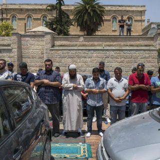 Palestinos e israelíes chocan en sitios sagrados de Jerusalén