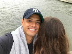 Horas después, Chicharito publicó una imagen en su cuenta de Instagram donde sale abrazando a una mujer. INSTAGRAM / ch14_instagram