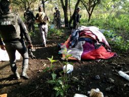 Fueron varias horas a pie hasta llegar a los campamentos localizados vía aérea. ESPECIAL /