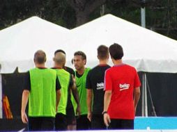 En la grabación se ve el momento en que los jugadores son separados por compañeros antes de abandonar el campo. ESPECIAL /