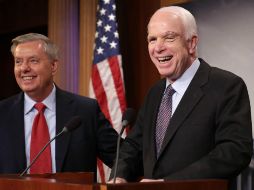 Diagnosticado con cáncer cerebral, McCain sorprendió al unirse a dos republicanas y los demócratas para tumbar la propuesta. AFP / C. Somodevilla