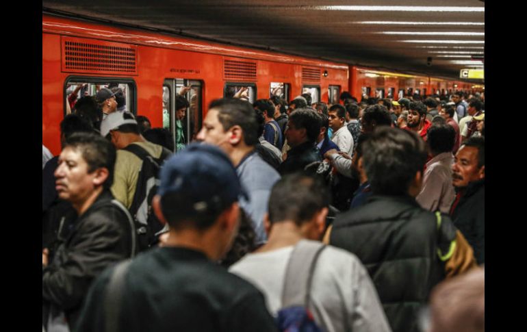 Usuarios del Metro narraron que hubo confusión y temor ante el cortocircuito que se registró en las vías. SUN / Y. Xolalpa