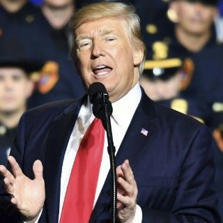 Trump alienta brutalidad policial contra presuntos pandilleros