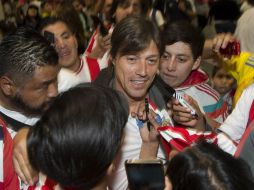 Los guardias del aeropuerto tuvieron dificultades para controlar a la multitud que se congregó para recibir a los rojiblancos. MEXSPORT / O. Aguilar