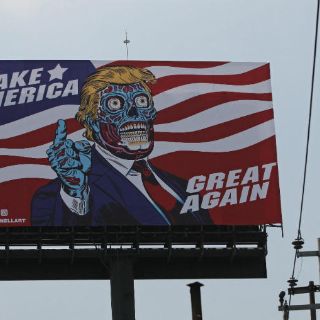 Un Trump extraterrestre aparece en letrero espectacular en México