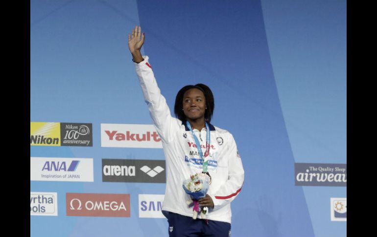 La estadounidense Simone Manuel se colgó la medalla de oro ayer en la prueba de los 100 metros estilo libre. AP / M. Sohn