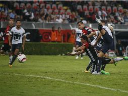 Matías Alustiza remata de cabeza un centro de Rafael Márquez para hacer el 2-1. EL INFORMADOR / F. Atilano